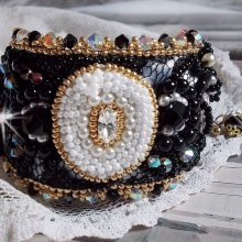 Heilige Zwarte Armband geborduurd op een antieke zwarte kant 